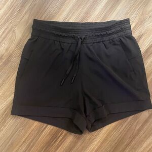 EUC Lululemon Spring Breakaway Shorts Size 2
